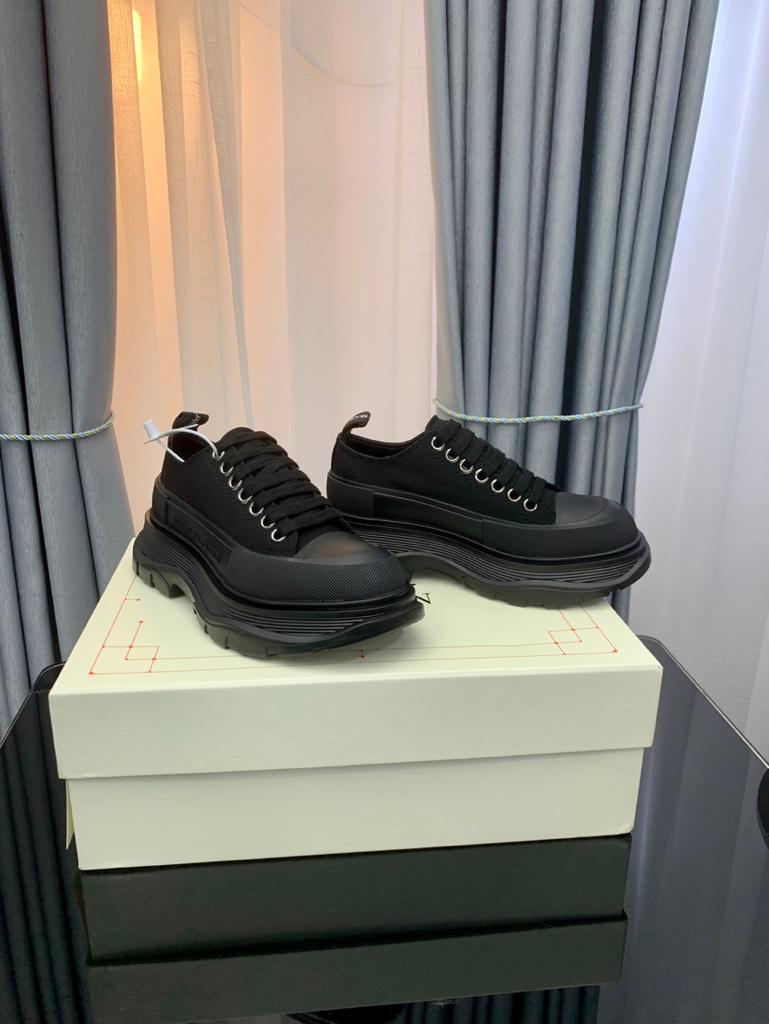 Alexander McQueen Tread Slick Low Lace Up Triple Black - vstockx