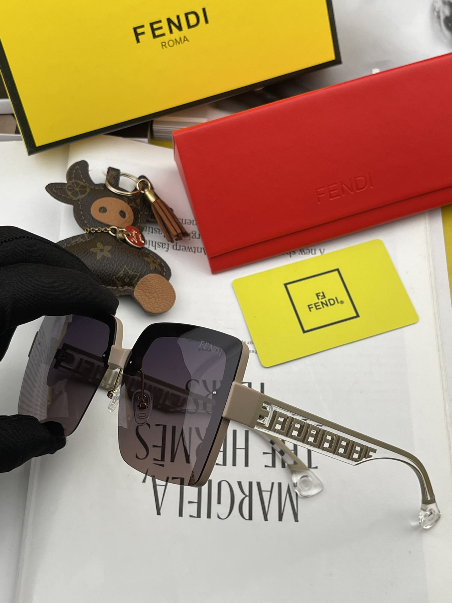 Sunglasses Fendi FD9220 - vstockx