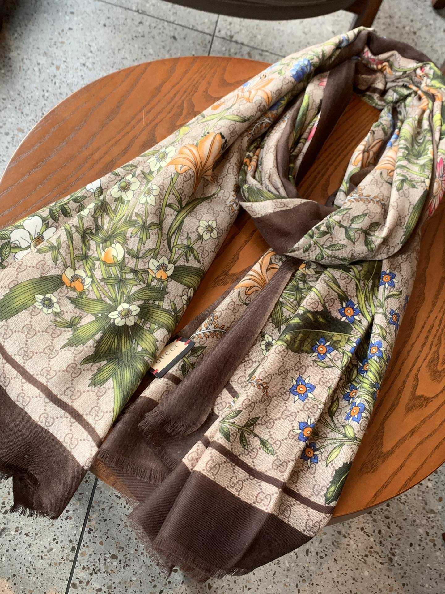 Streetwear Scarf GUCCI 328984 SIZE:110*200cm - vstockx