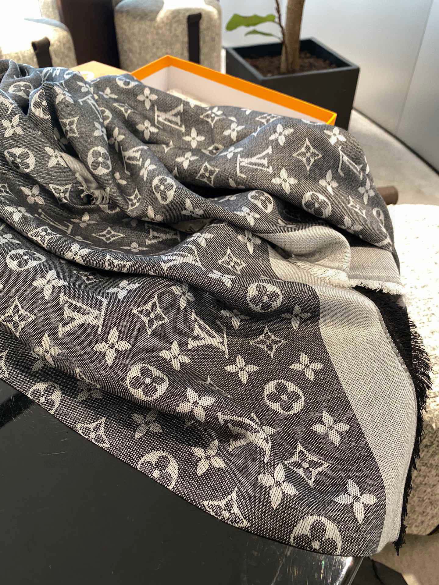 Streetwear Scarf LV 328946 SIZE:140*140cm - vstockx