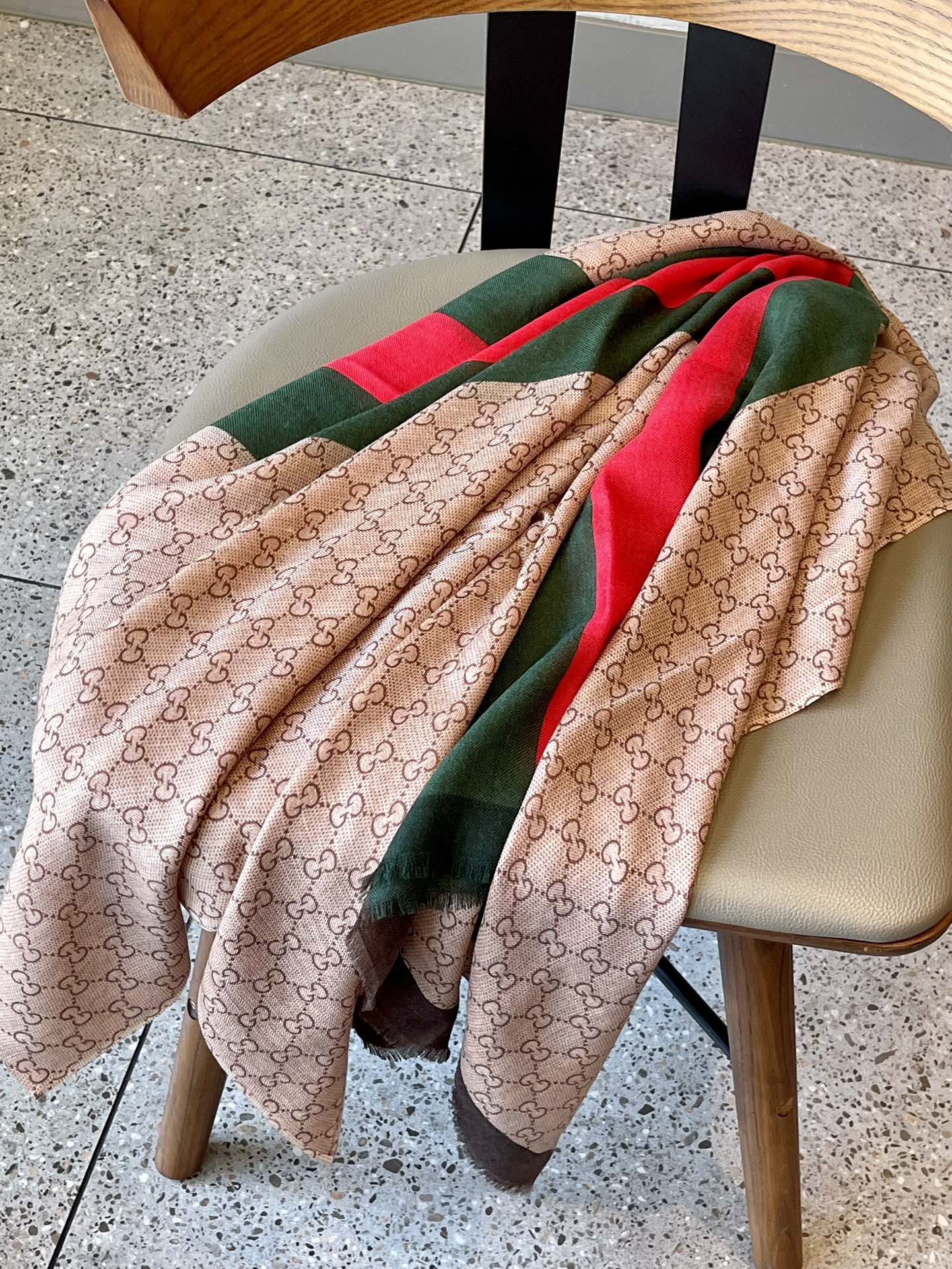Streetwear Scarf GUCCI 328981 SIZE:110x200cm - vstockx
