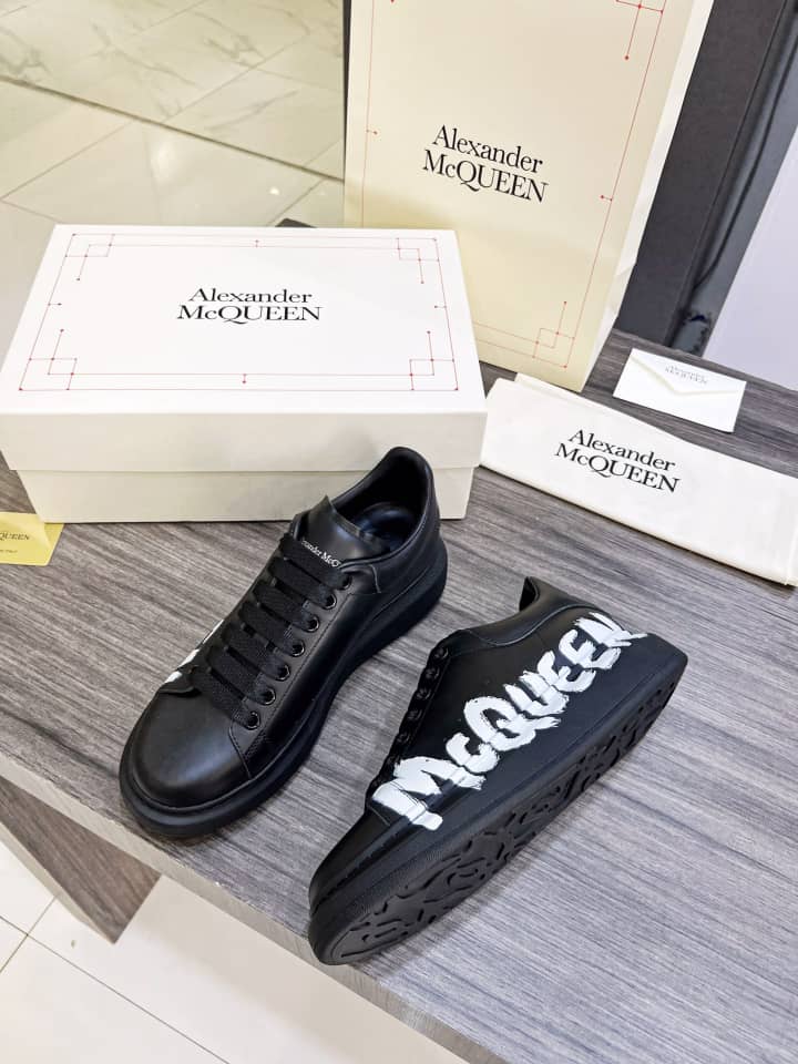 Alexander McQueen Oversized Graffiti Black - vstockx