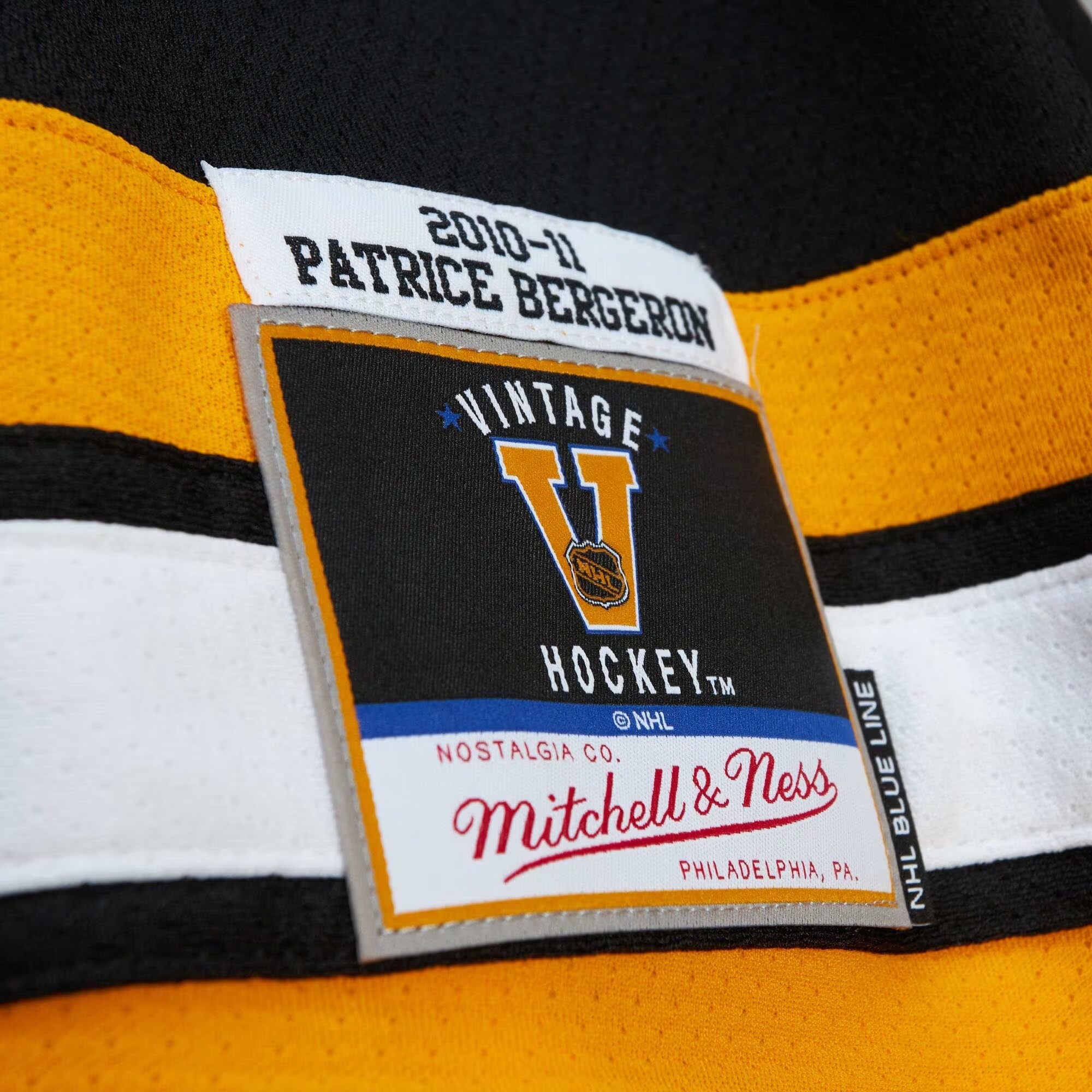 Patrice Bergeron Boston Bruins Mitchell & Ness 2010/11 Alternate Captain Patch Blue Line Player Jersey - Black - vstockx