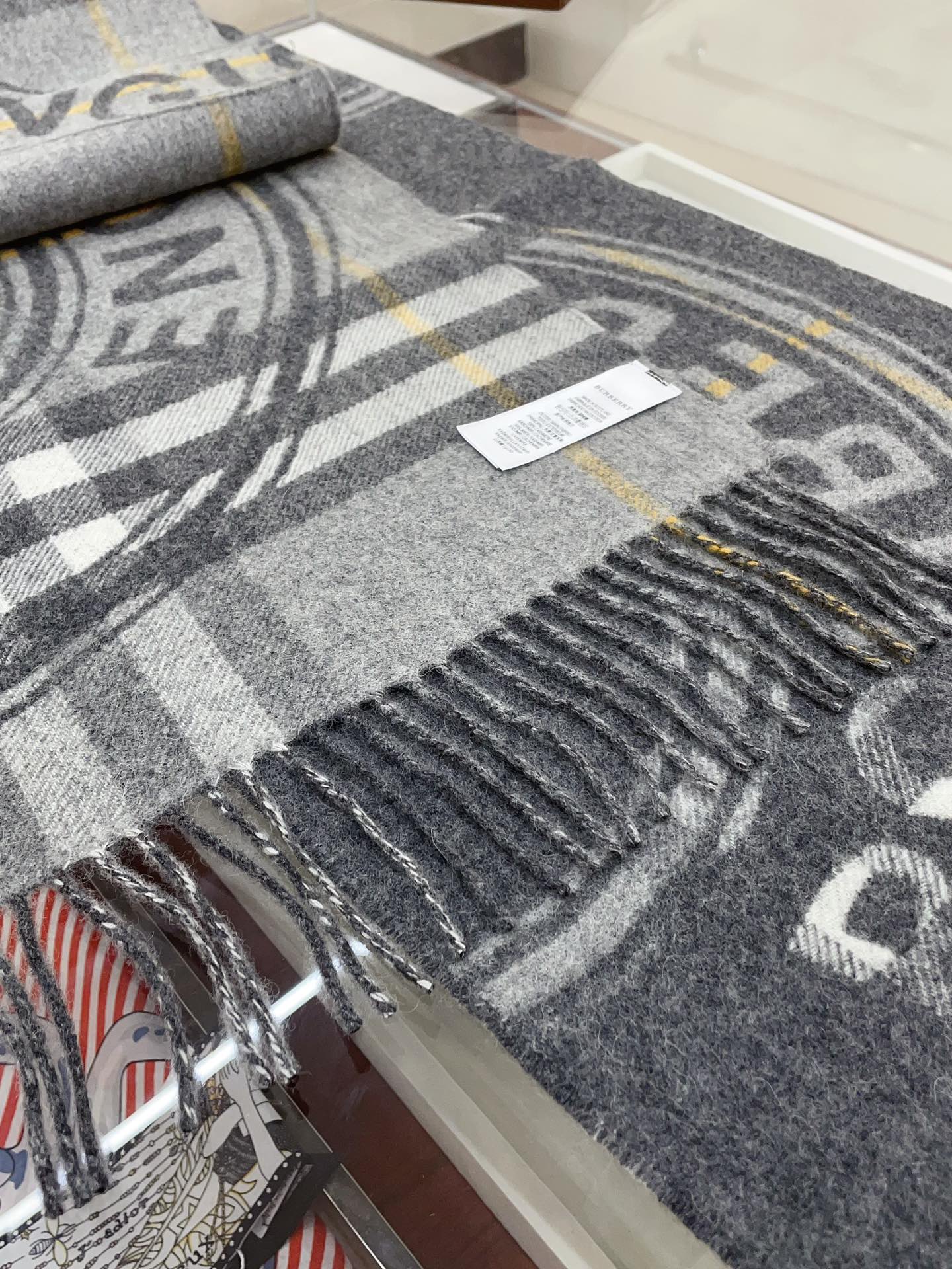 Streetwear Scarf Burberry 328790 SIZE:30*180cm - vstockx