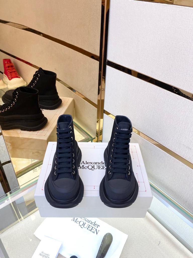Alexander McQueen Tread Slick Lace Up Boot Black (W) - vstockx