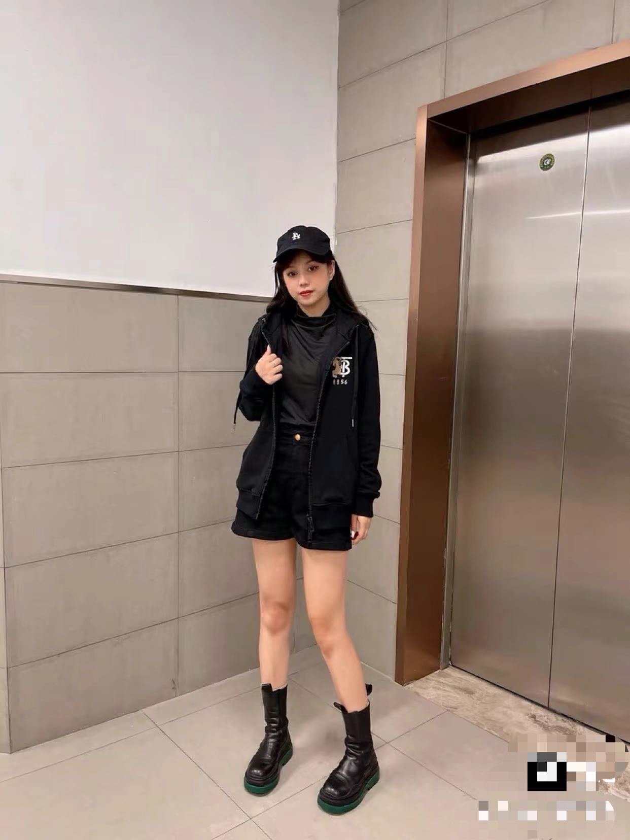 Clothes Burberry 812 - vstockx