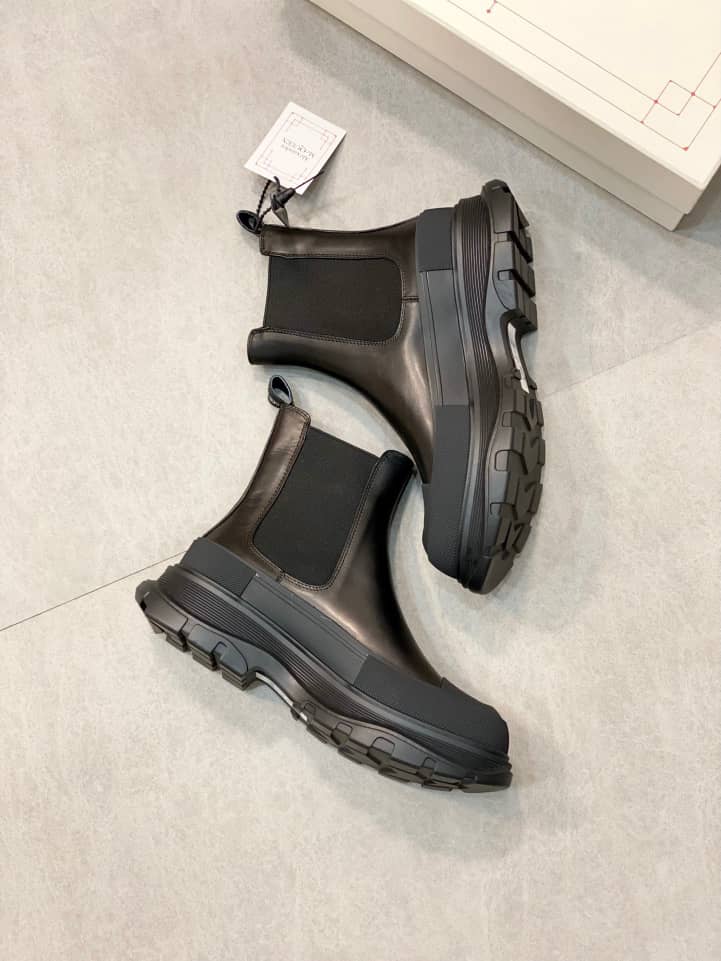 Alexander McQueen Tread Slick Chelsea Boot Leather Triple Black - vstockx