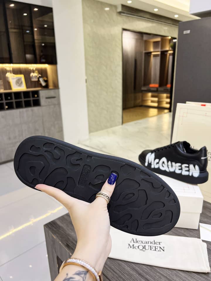 Alexander McQueen Oversized Graffiti Black - vstockx