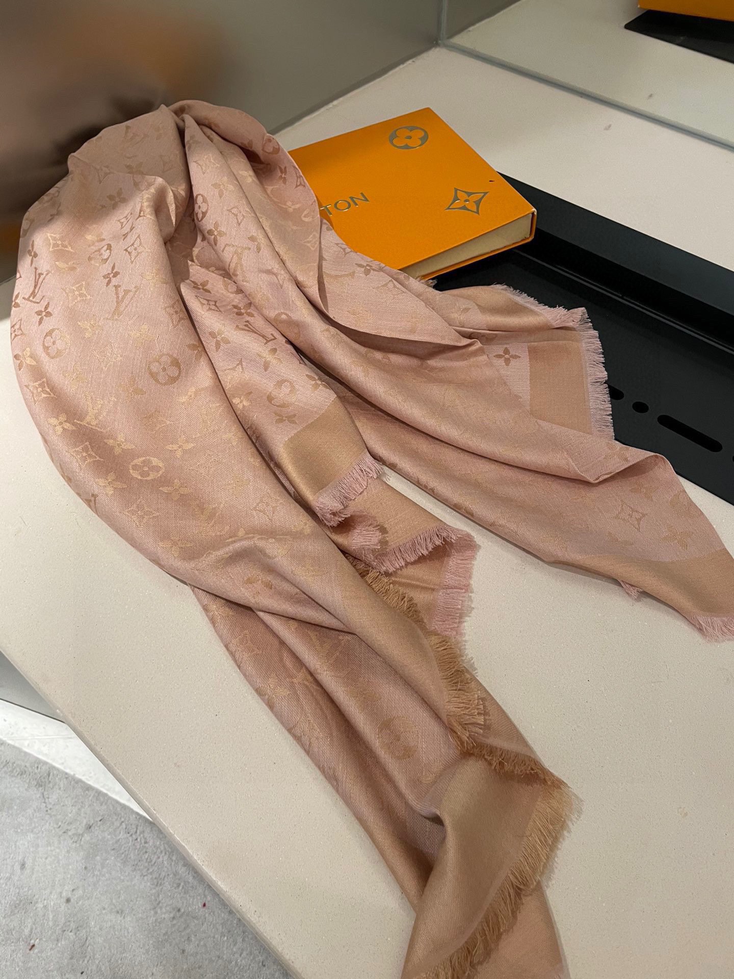 Streetwear Scarf LV 328943 SIZE:140*140cm - vstockx