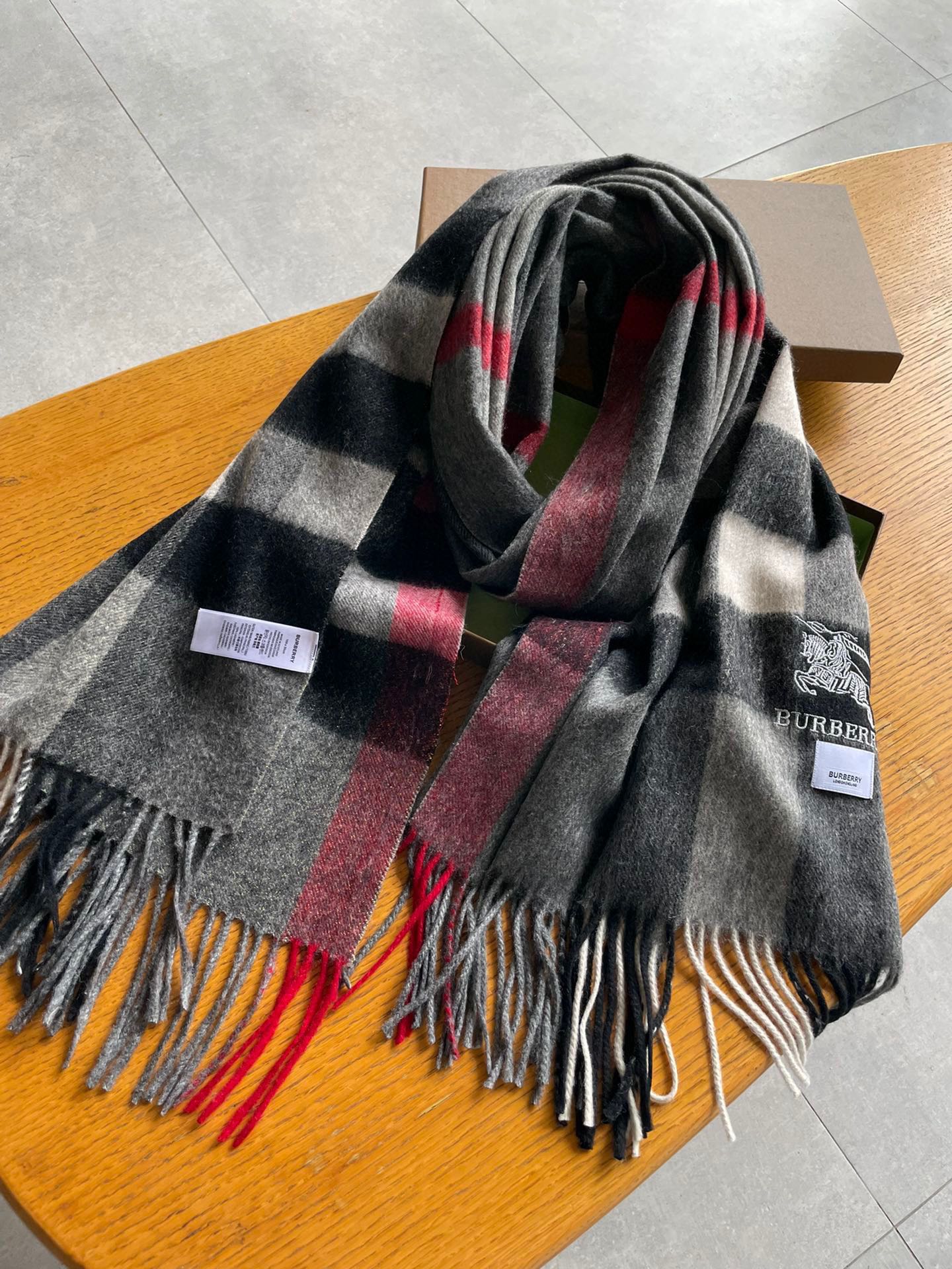 Streetwear Scarf Burberry 329082 size:70*200cm - vstockx