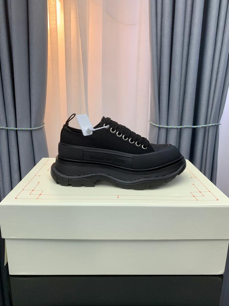 Alexander McQueen Tread Slick Low Lace Up Triple Black - vstockx