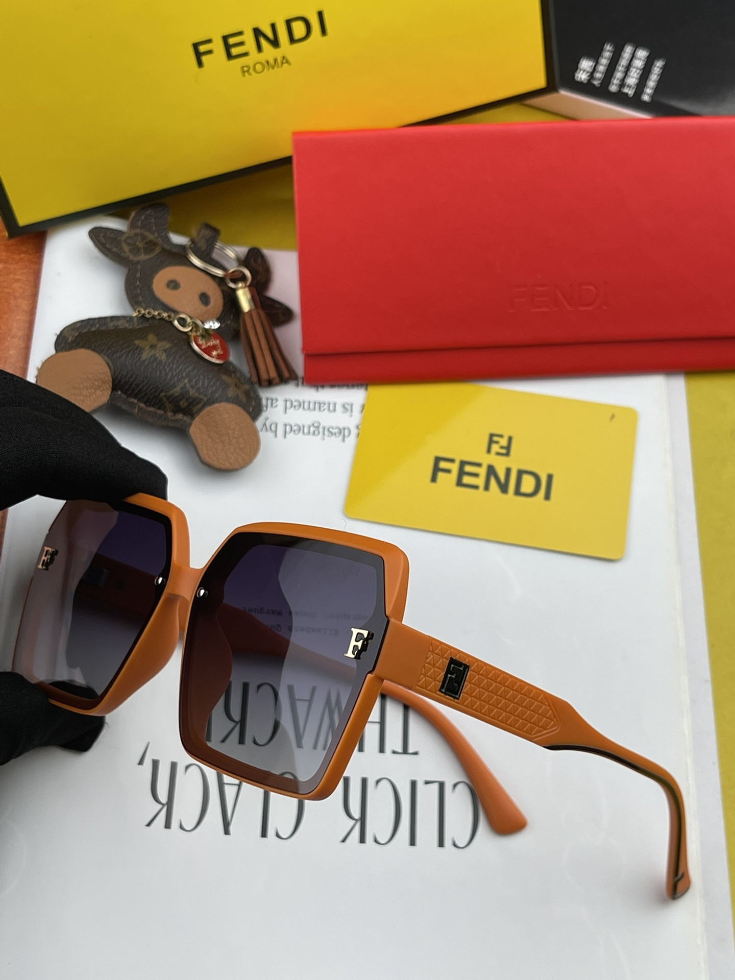 Sunglasses Fendi FD8151 - vstockx