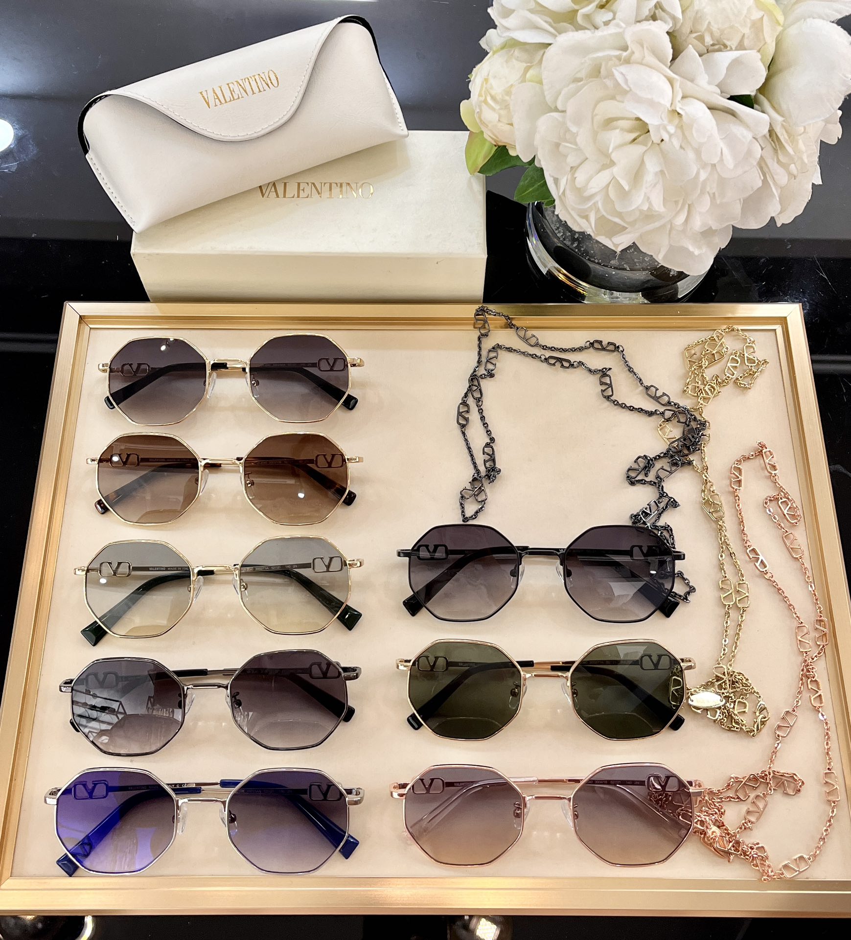 sunglasses Valentino VA2040 - vstockx