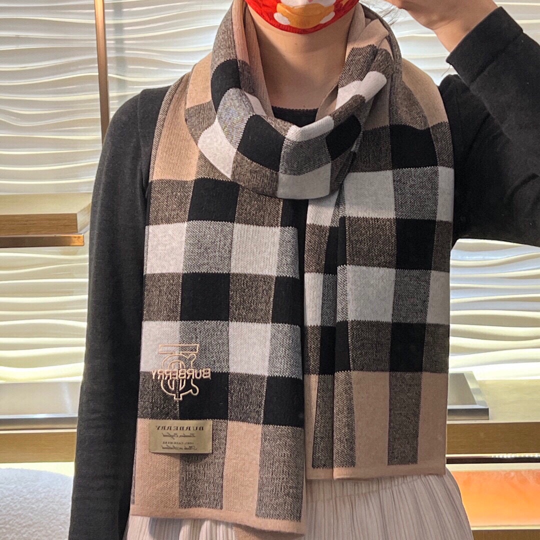 Streetwear Scarf BURBERRY 329076 size:180*35cm - vstockx
