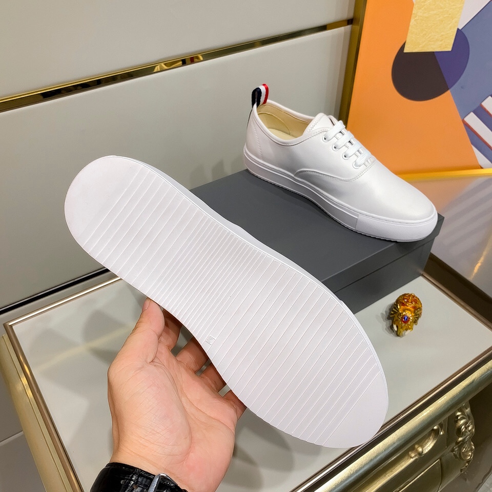 Thom Browne Low Top Sneaker 21 - vstockx