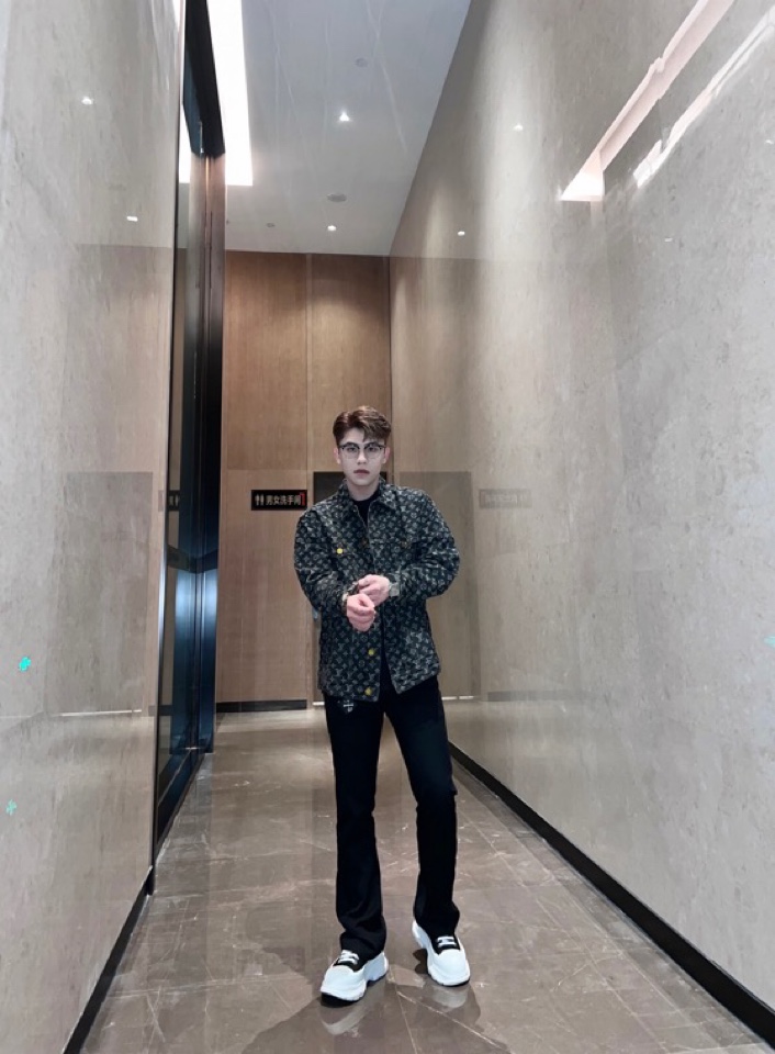 Clothes Louis Vuitton 1327 - vstockx