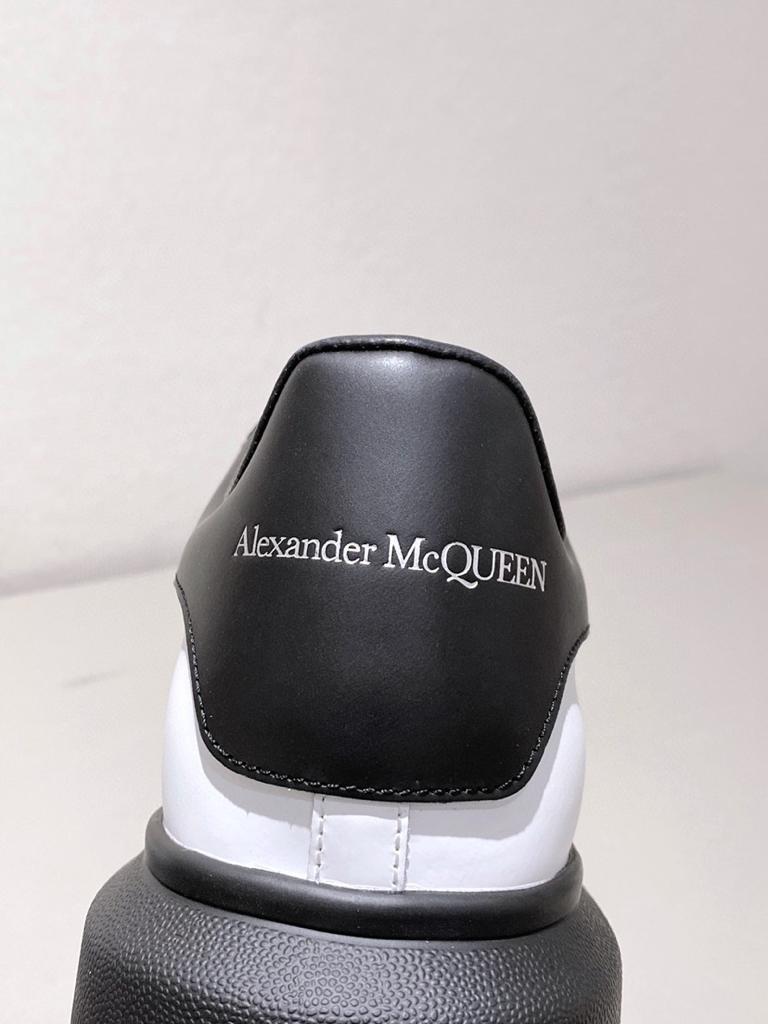 Alexander McQueen Oversized Black Sole (W) - vstockx