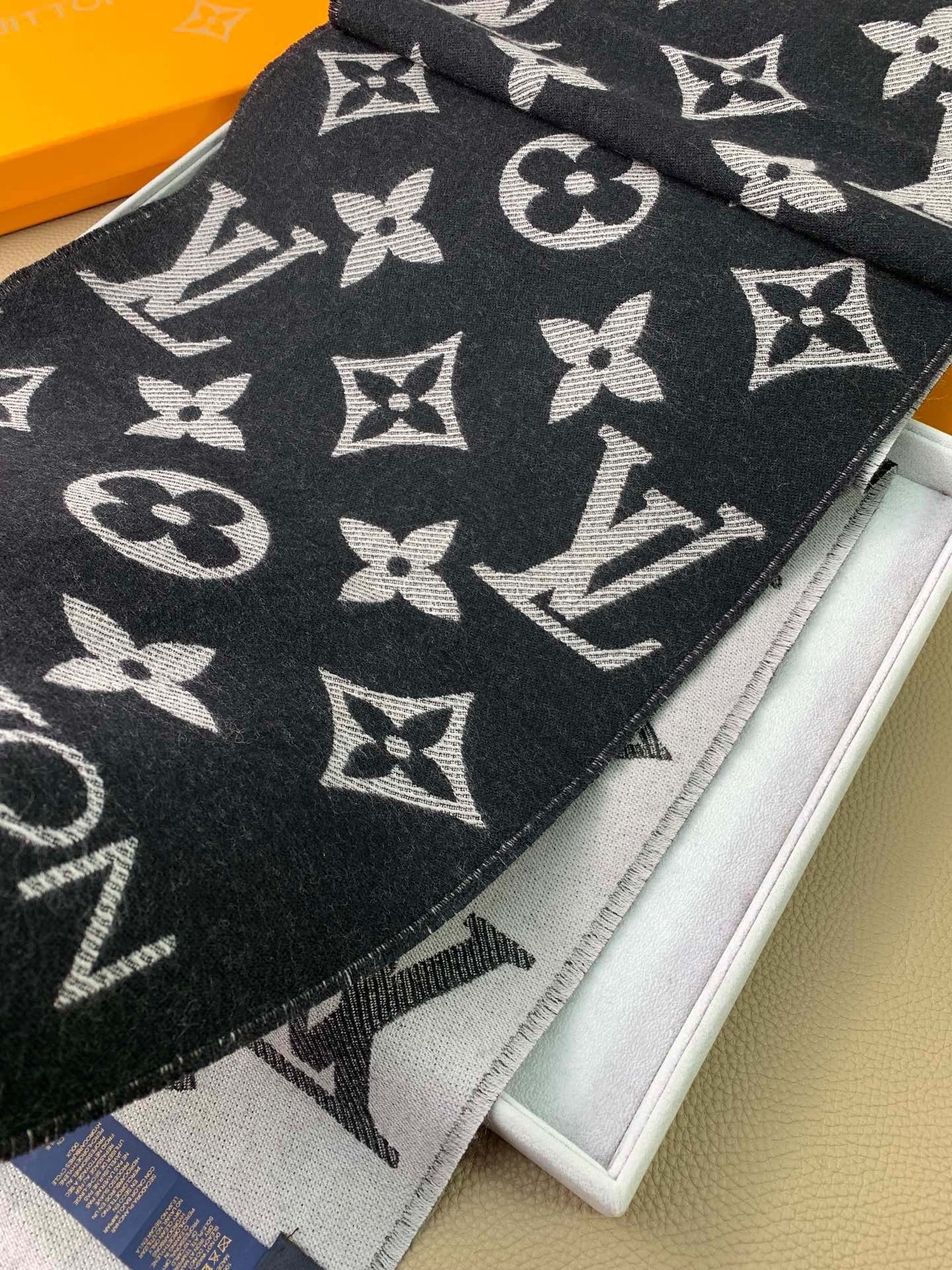 Hat & Scarf Louis Vuitton 5 - vstockx