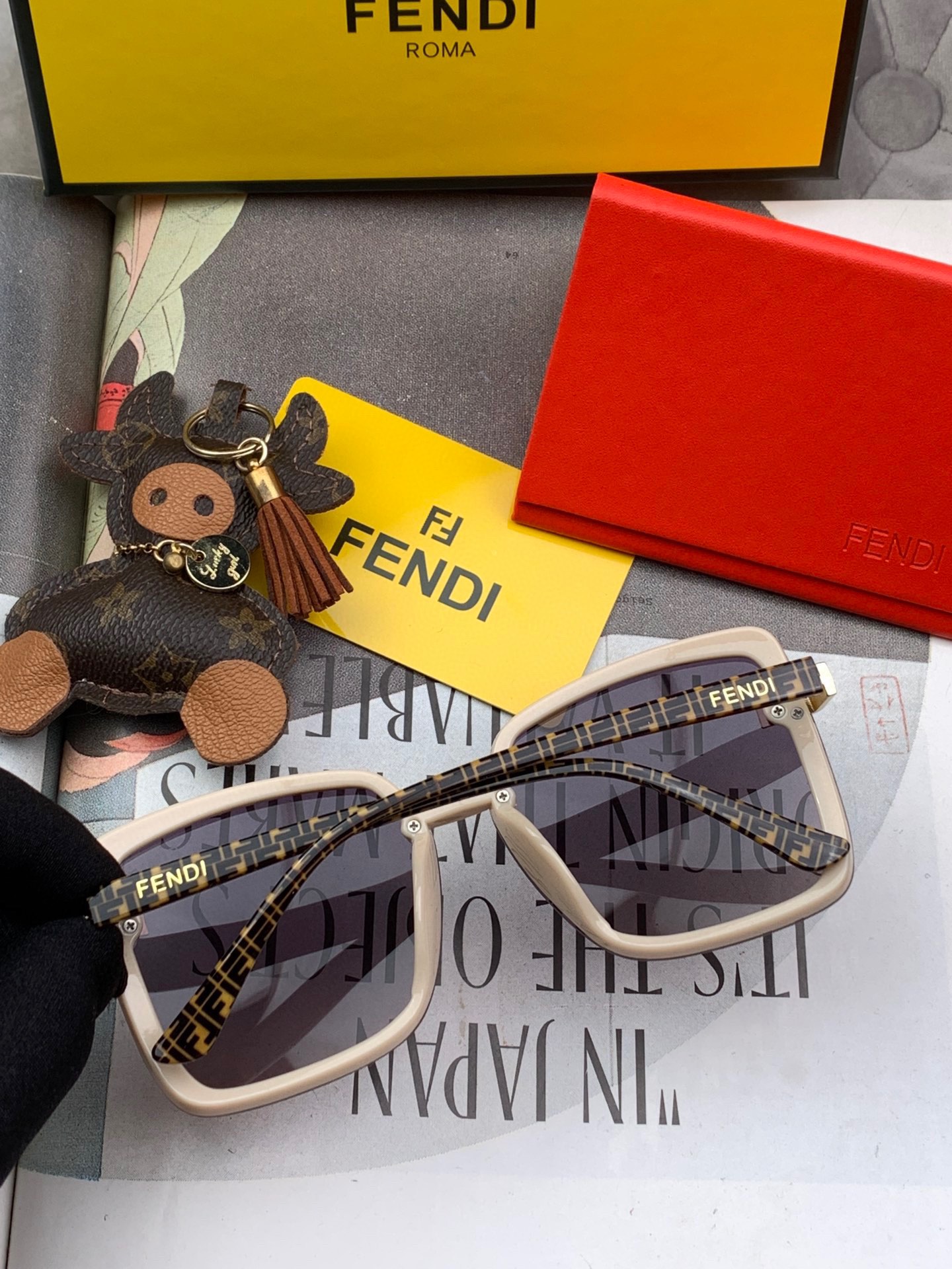 Sunglasses Fendi F301 - vstockx