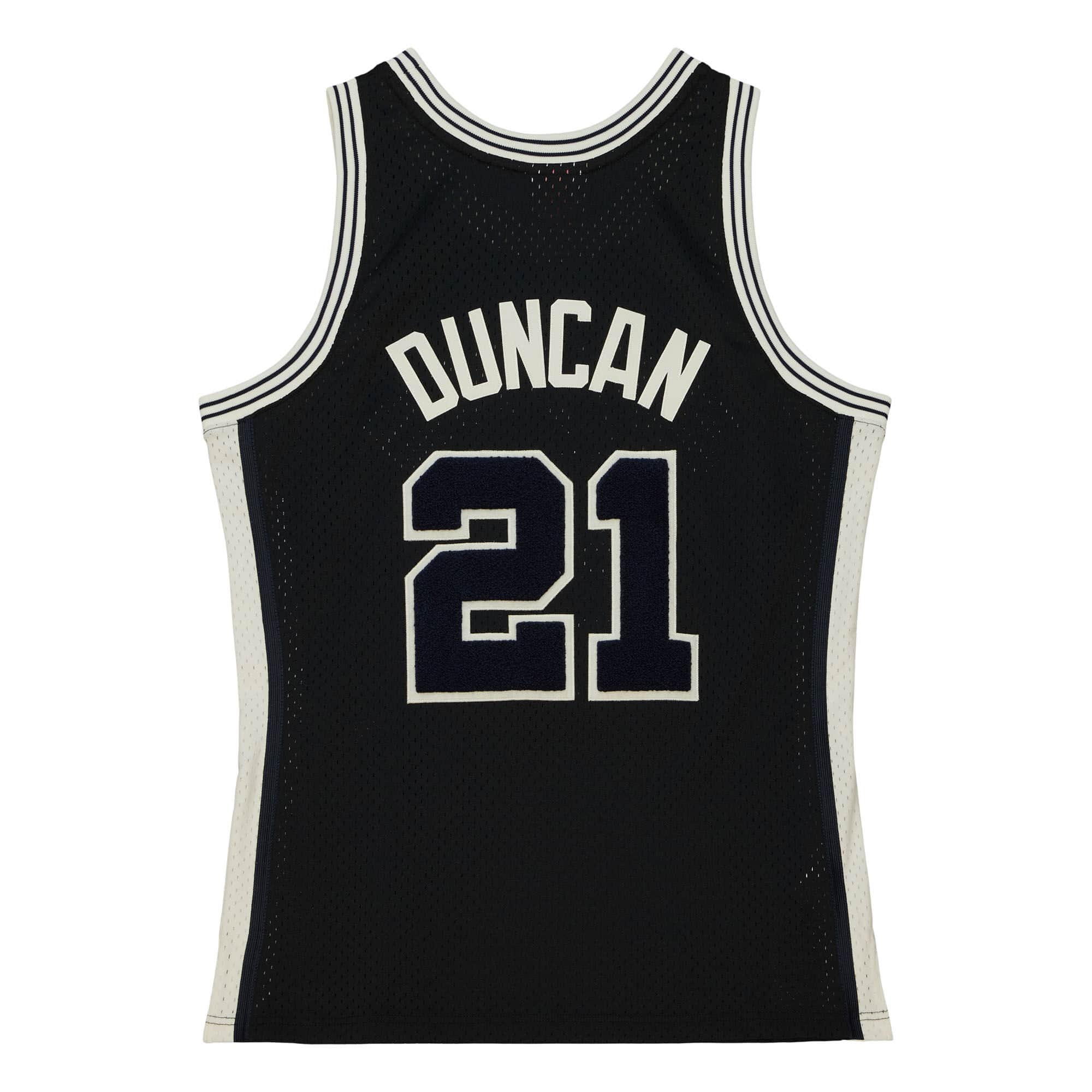 Off Court Chenille Swingman Tim Duncan San Antonio Spurs 1998-99 Jersey - vstockx