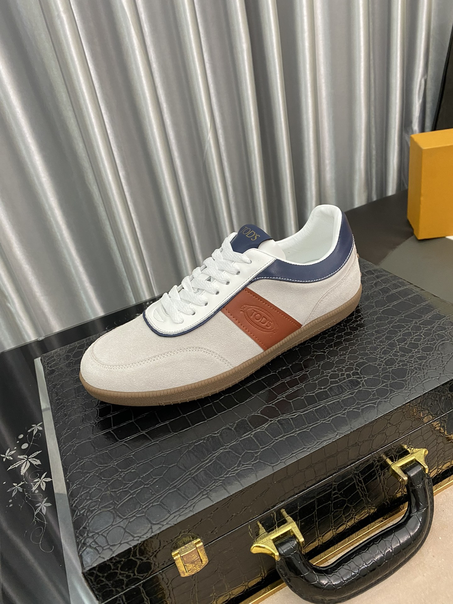 TOD'S Tabs Sneaker 4 - vstockx