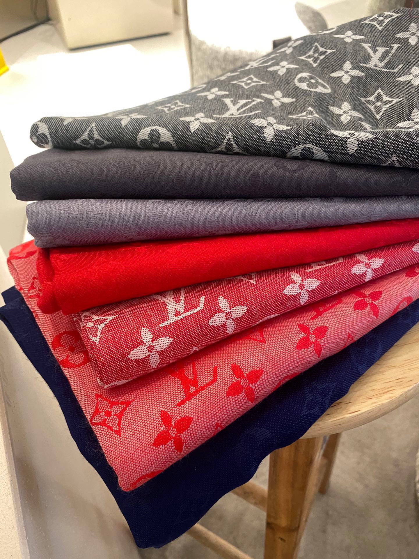 Streetwear Scarf LV 328945 SIZE:140*140cm - vstockx