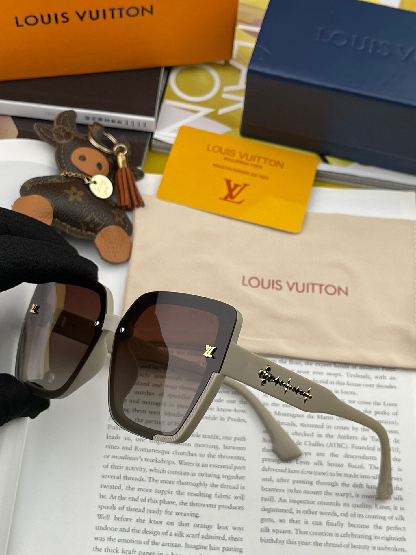 Sunglasses Louis Vuitton L1047 - vstockx