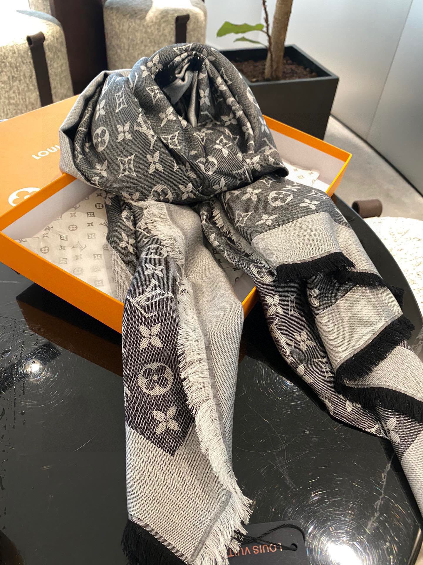 Streetwear Scarf LV 328946 SIZE:140*140cm - vstockx