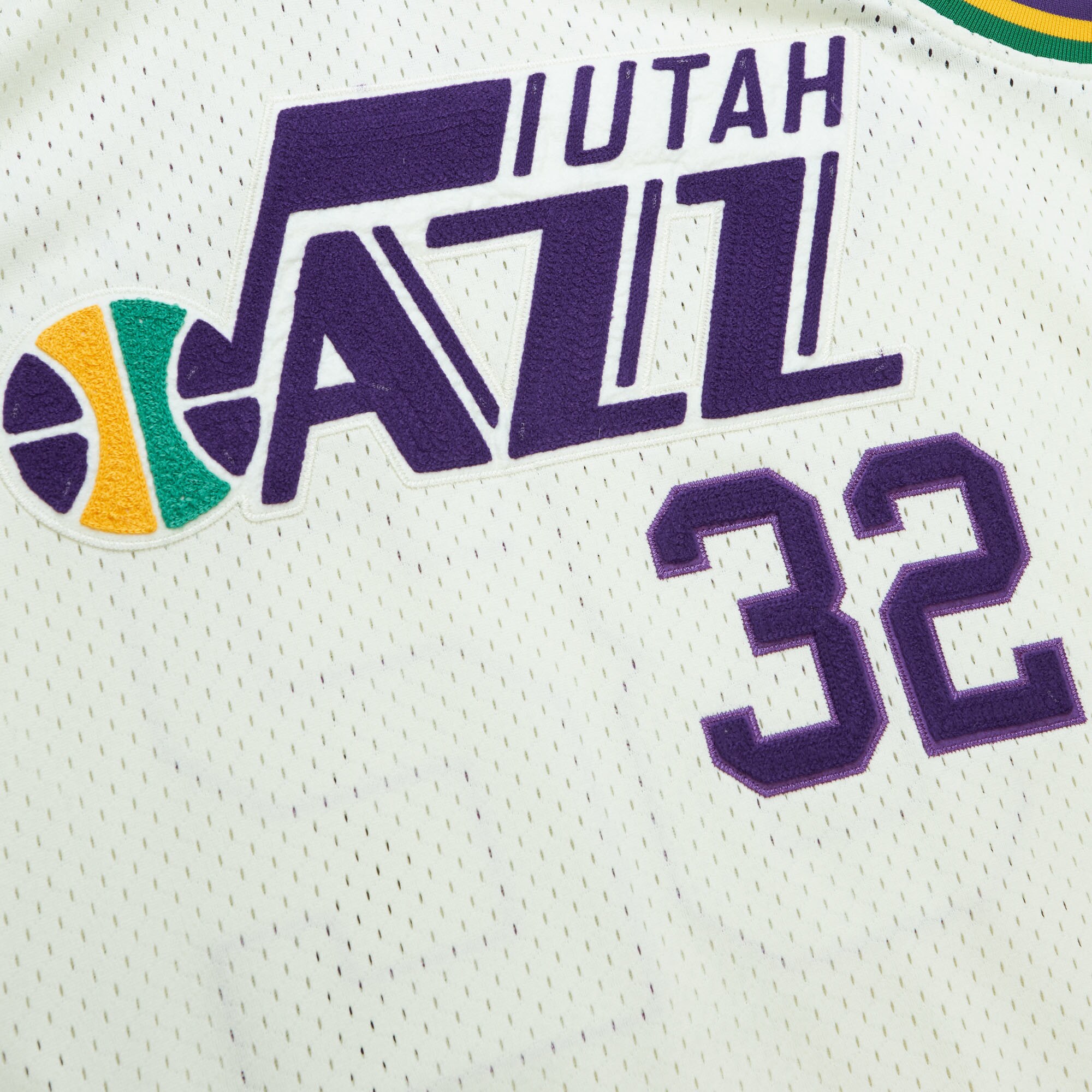 Karl Malone Utah Jazz Mitchell & Ness Chainstitch Swingman Jersey - Cream - vstockx