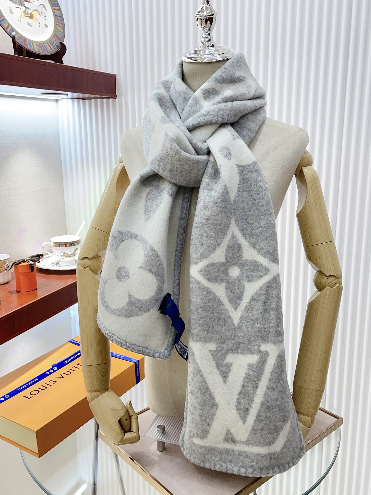 Streetwear Scarf LV 328764 SIZE: 240*26cm - vstockx