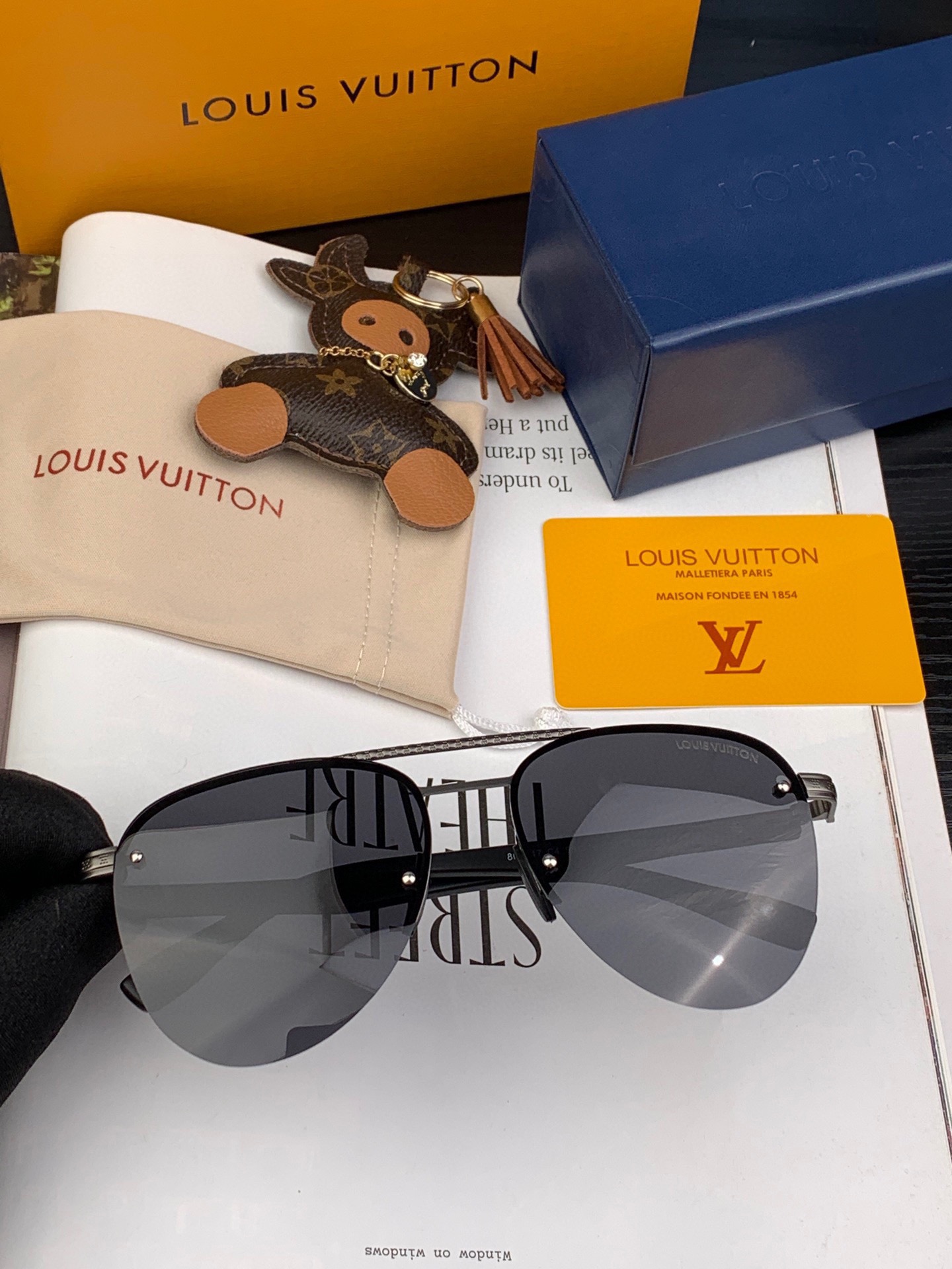 Sunglasses Louis Vuitton L1690 - vstockx