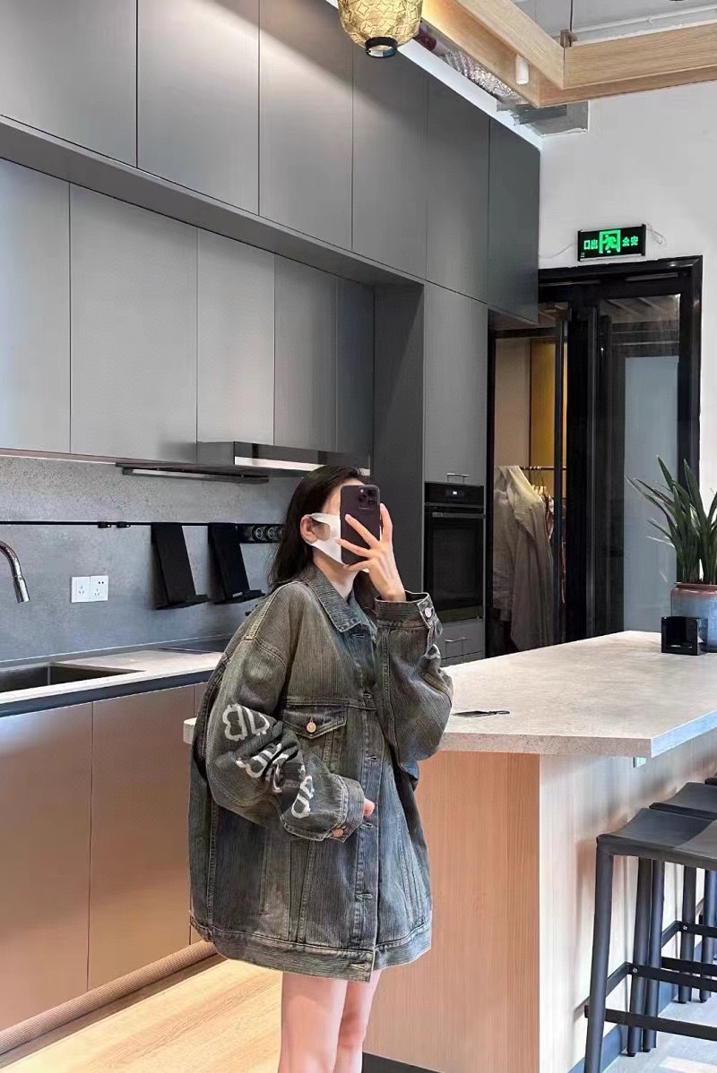 Clothes Balenciaga 137 - vstockx