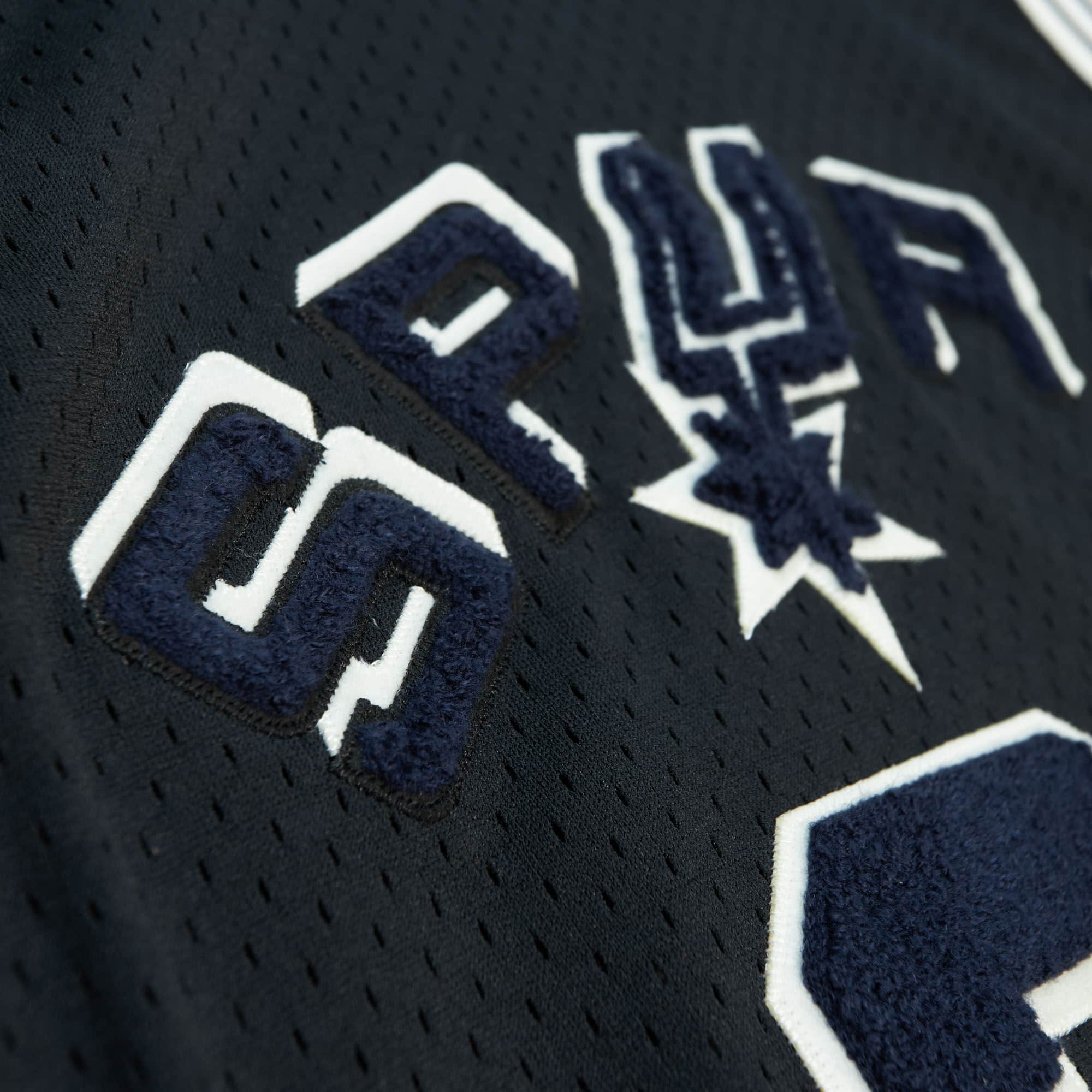 Off Court Chenille Swingman Tim Duncan San Antonio Spurs 1998-99 Jersey - vstockx