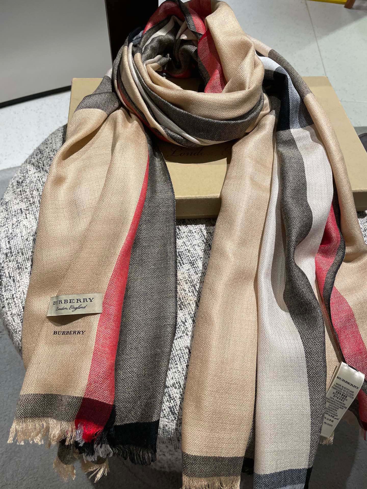 Streetwear Scarf BURBERRY 328948 size�?0*200cm - vstockx