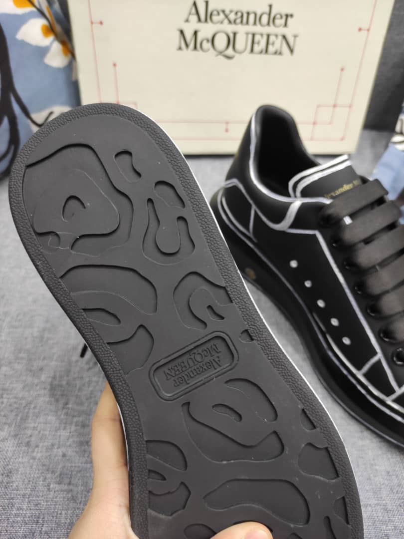 Alexander McQueen Oversized Black White Outline - vstockx