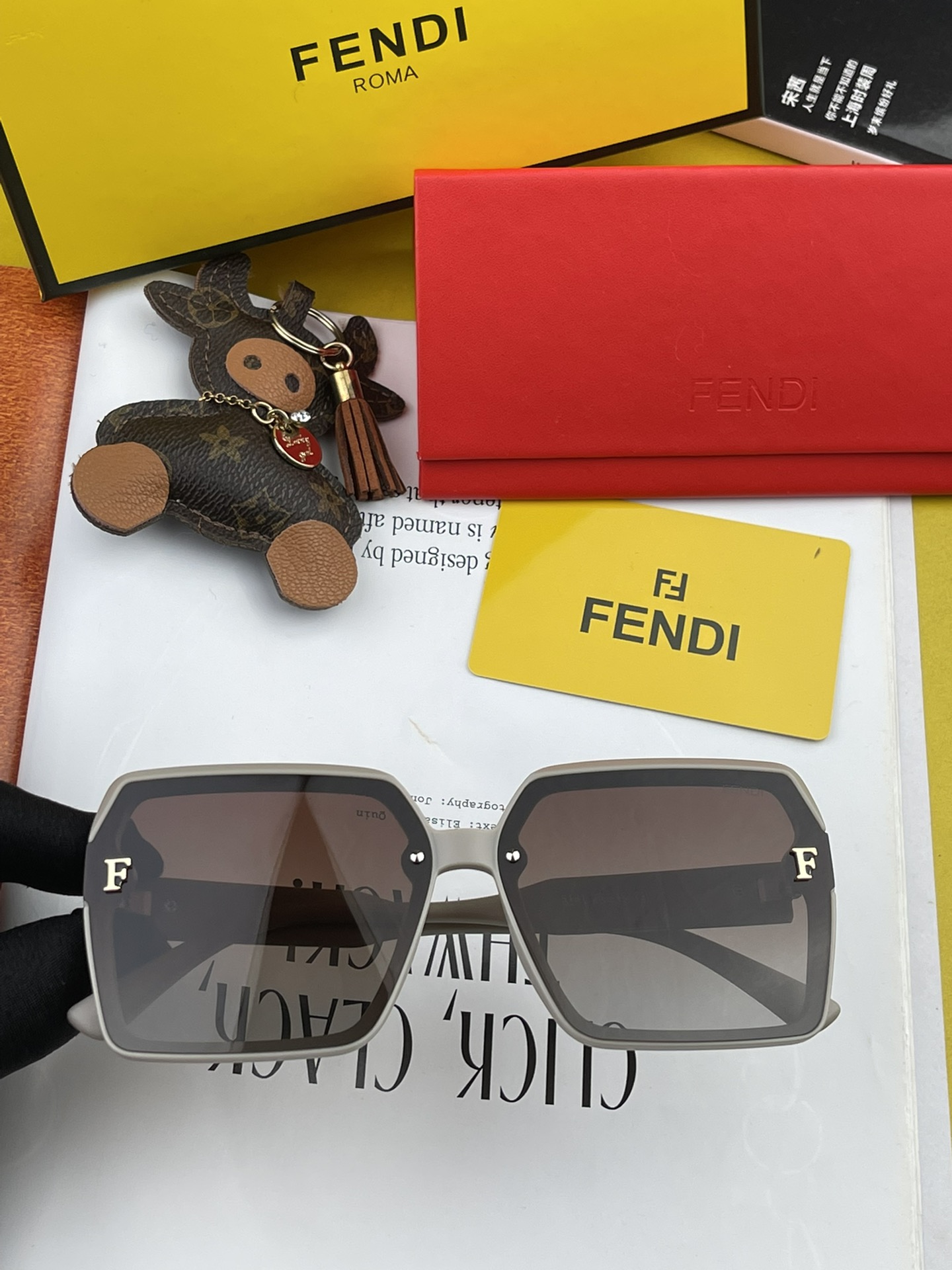 Sunglasses Fendi FD8151 - vstockx
