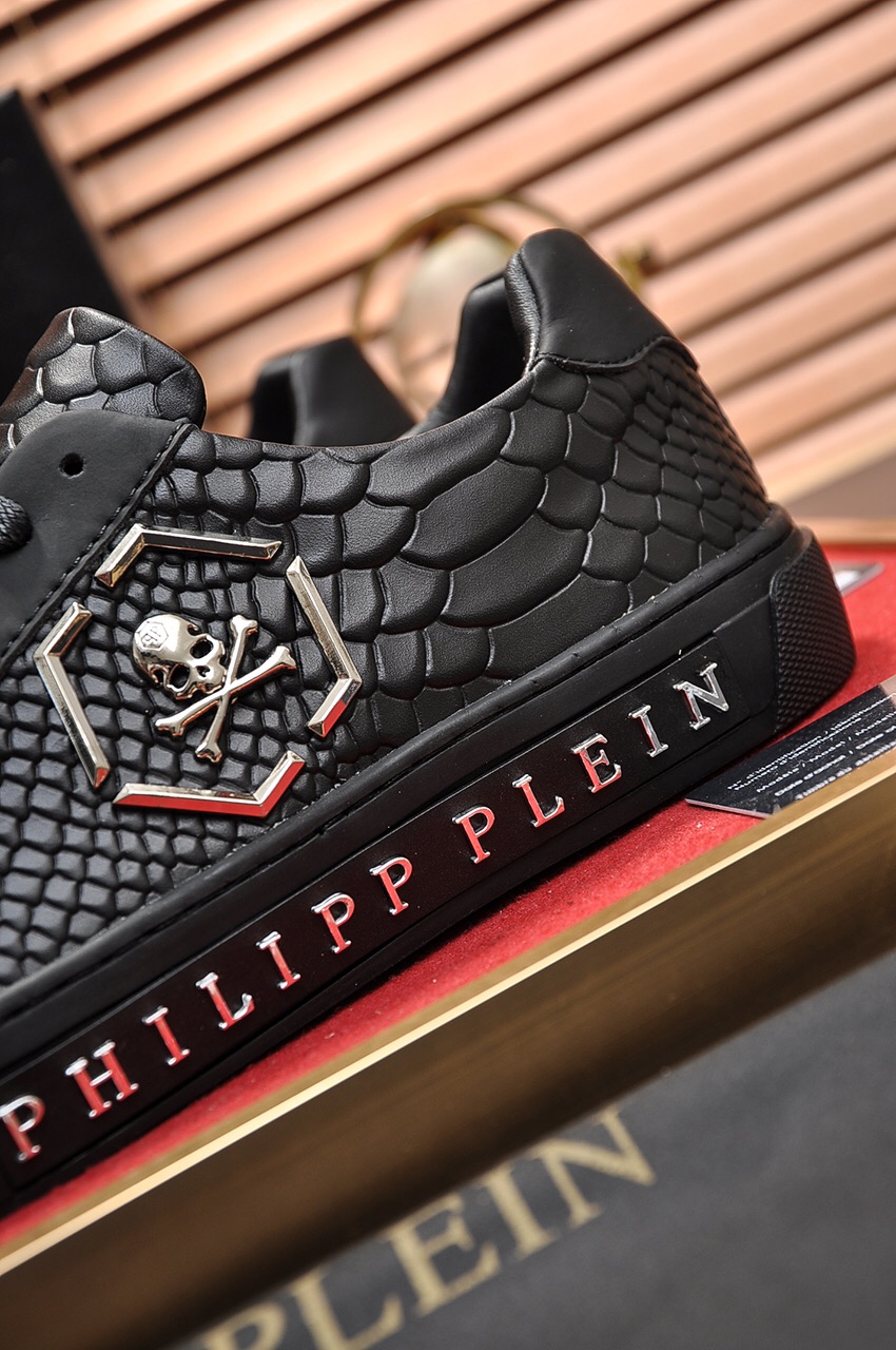 Philipp Plein Low Top Sneakers 16 - vstockx