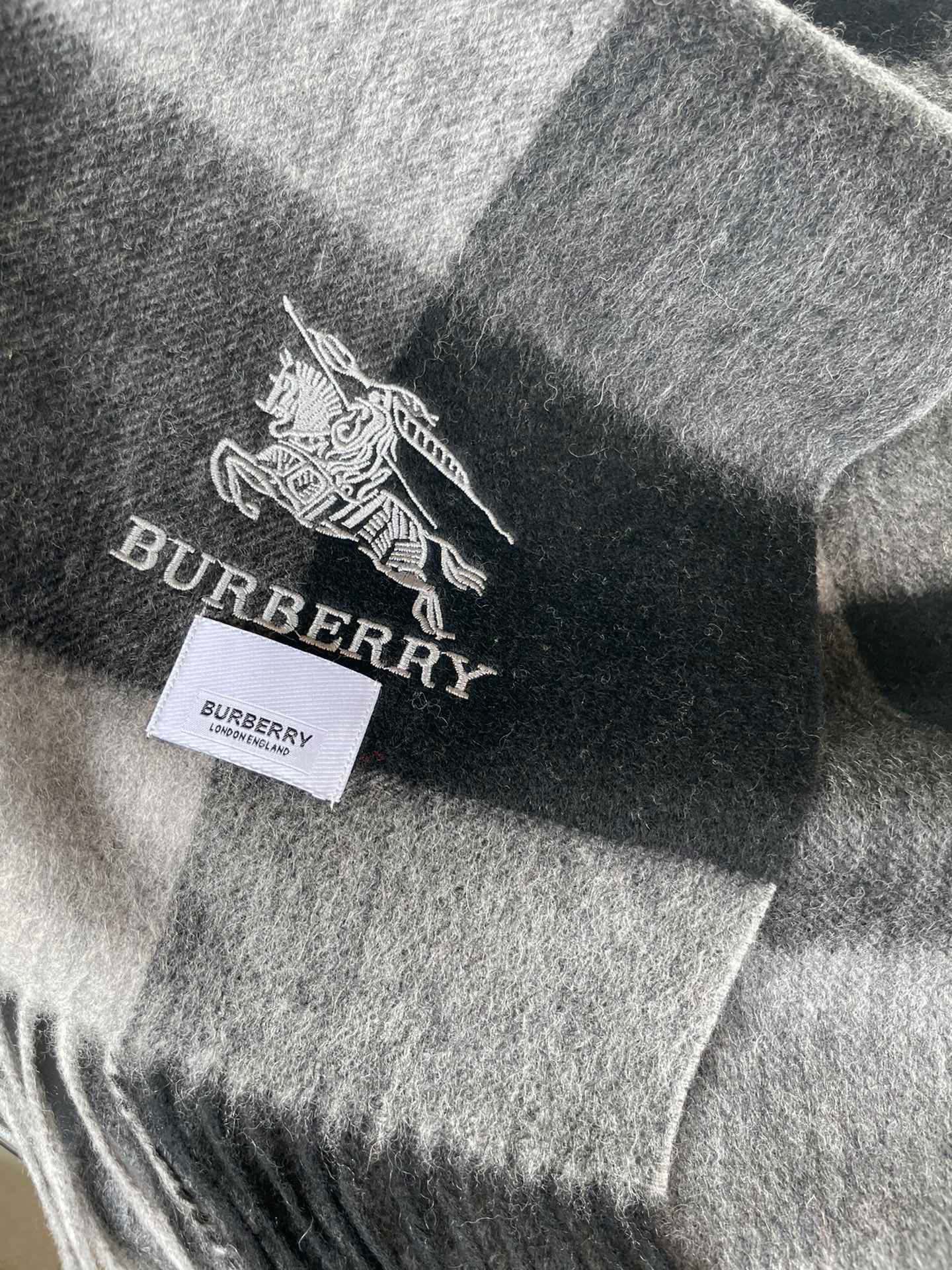 Streetwear Scarf Burberry 329093 SIZE:32*192cm - vstockx