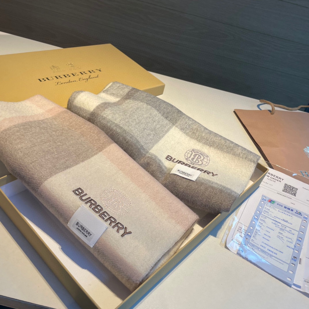 Streetwear Scarf Burberry 329018 size�?0*168cm - vstockx