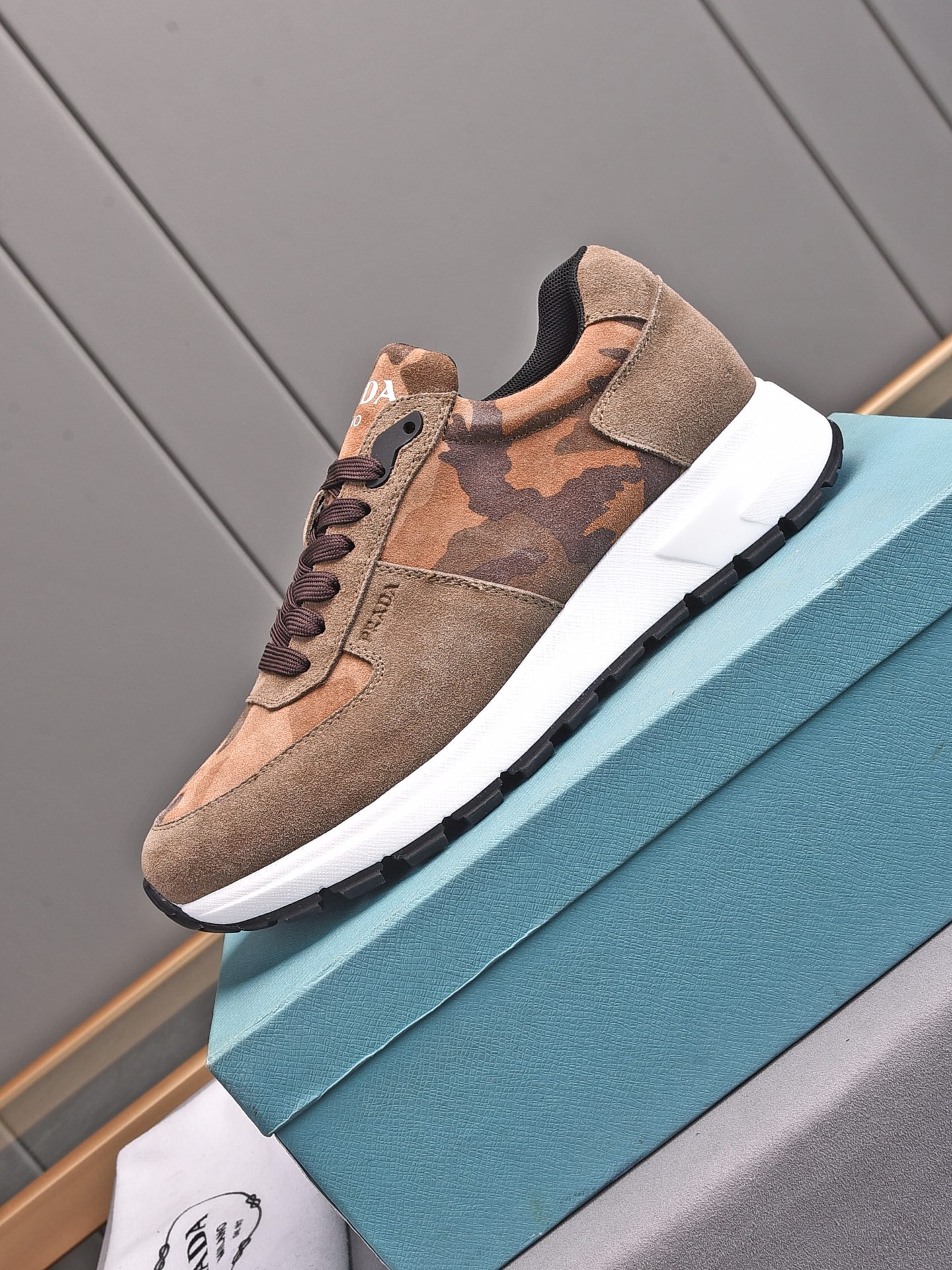 Prada Low Top sneaker 32 - vstockx