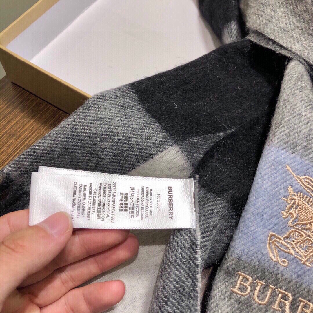 Streetwear Scarf Burberry 329072 size:32*180cm - vstockx