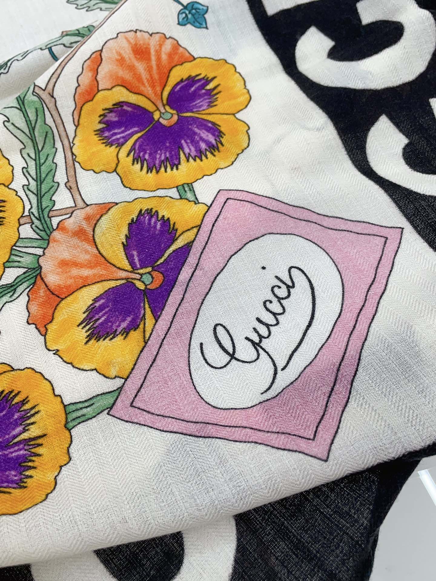 Streetwear Scarf GUCCI 328777 SIZE:140*140.cm - vstockx