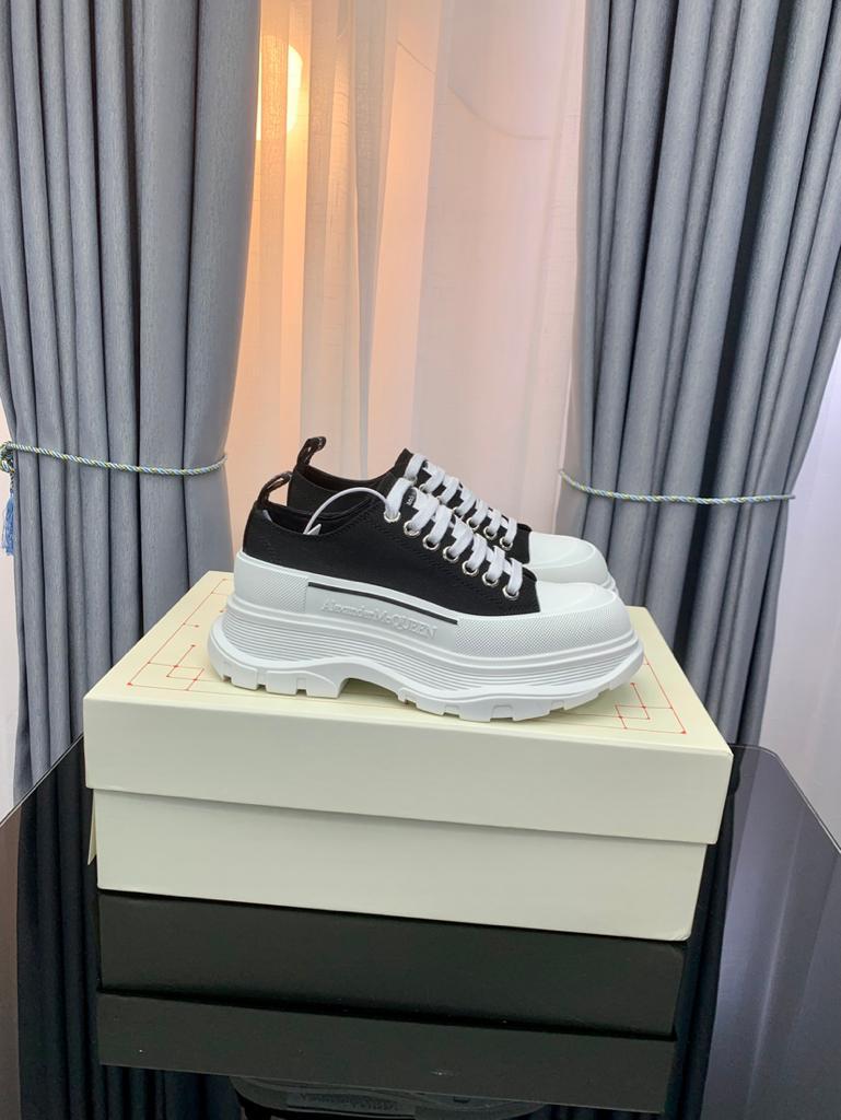 Alexander McQueen Tread Slick Low Lace Up Black White - vstockx