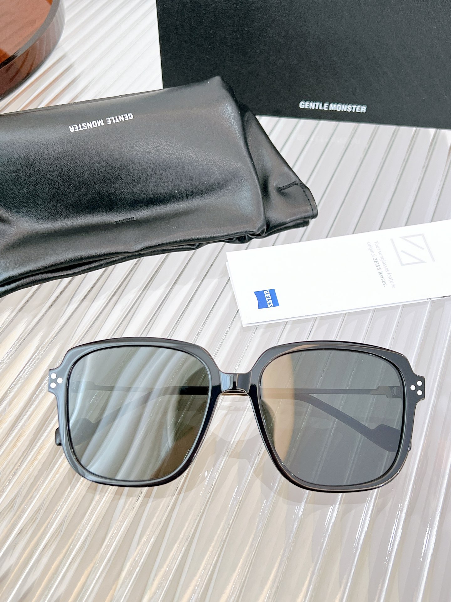 Sunglasses   MILLIE size��58-19-142 - vstockx