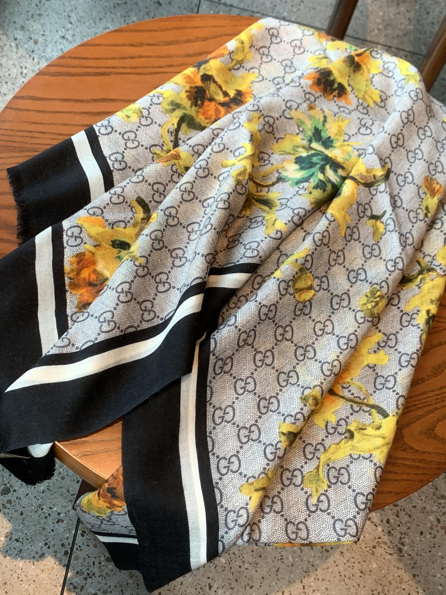 Streetwear Scarf GUCCI 328983 SIZE:110*200cm - vstockx