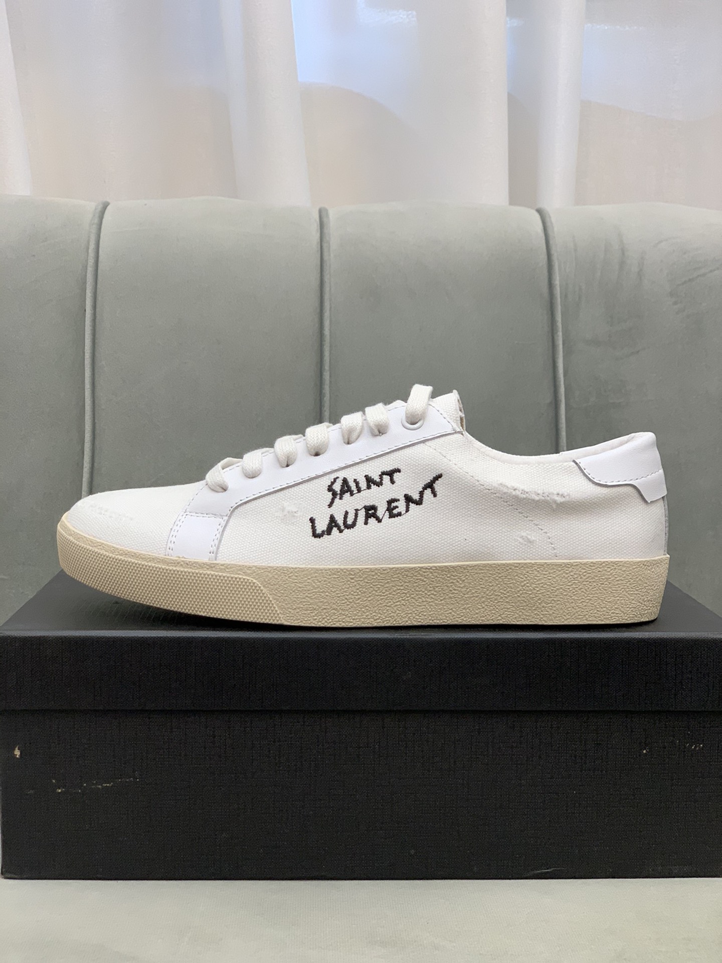 Saint Laurent Court Classic SL/06 sneaker 1 - vstockx