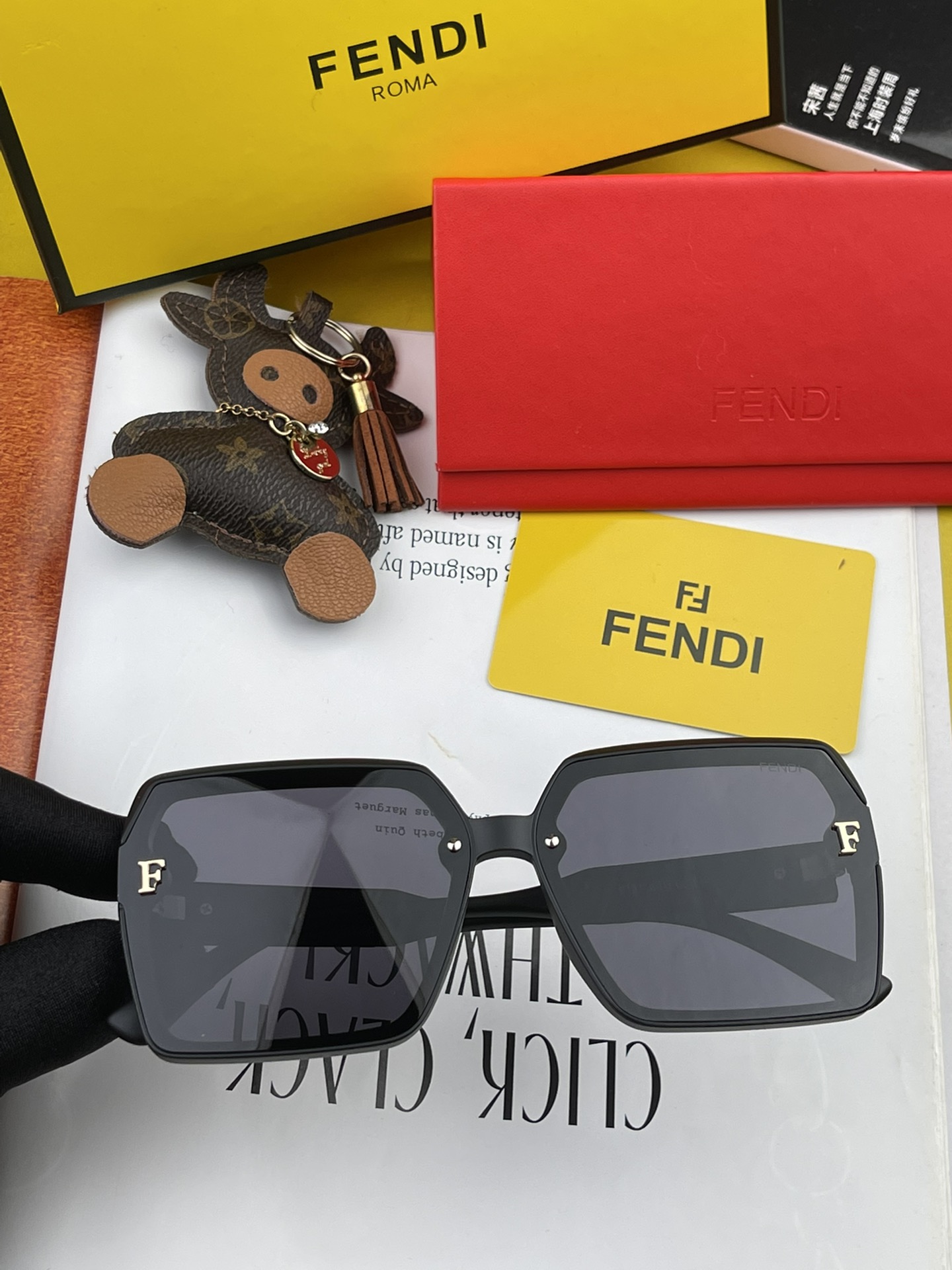 Sunglasses Fendi FD8151 - vstockx