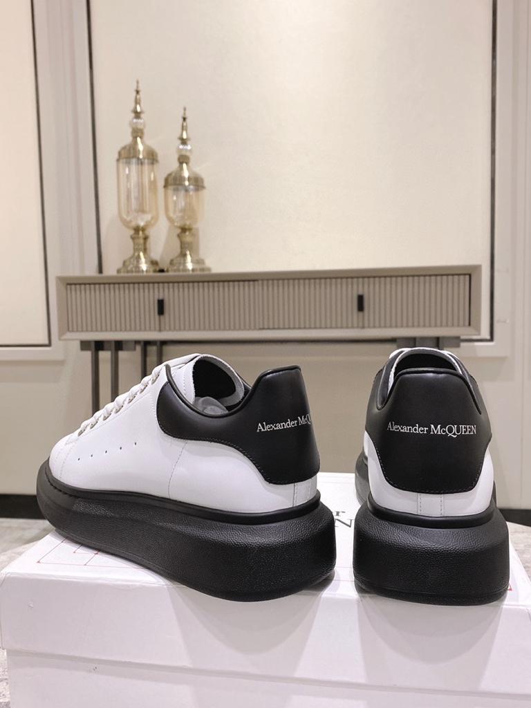 Alexander McQueen Oversized Black Sole (W) - vstockx