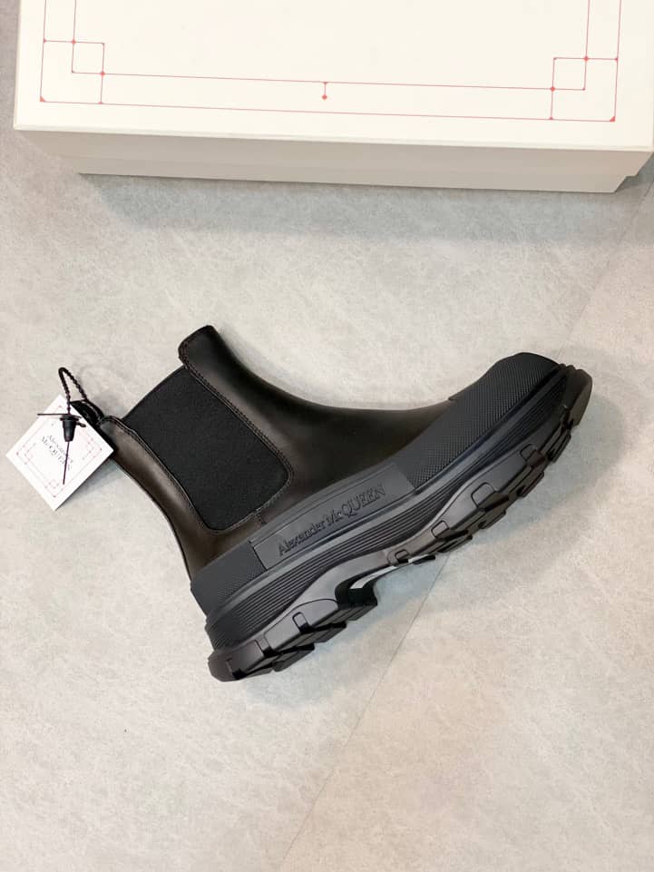 Alexander McQueen Tread Slick Chelsea Boot Leather Triple Black - vstockx