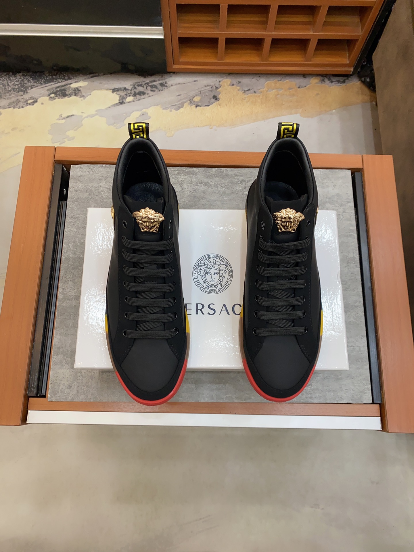 Versace Greca Sneaker 18 - vstockx